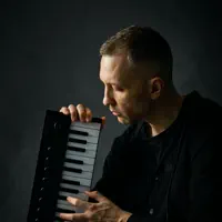 Escucha a undefined, mira videos musicales, lee su biografía, consulta las fechas de las gira y más.