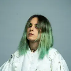 聆聽 Agat、觀看音樂影片、閱讀小傳、查看巡演日期等！