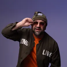 Escucha a Ismail, mira vídeos musicales, lee la biografía, consulta fechas de giras y mucho más.