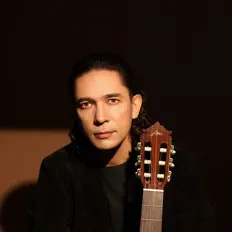 Escucha a Erkin Abdulla, mira videos musicales, lee su biografía, consulta las fechas de las gira y más.