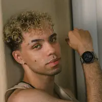 Ouça undefined, assista a videoclipes, leia a biografia, veja as datas das turnês e mais!