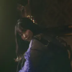 Hinataayaを聴いたり、ミュージックビデオを鑑賞したり、経歴やツアー日程などを確認したりしましょう！