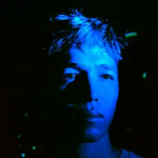 聆聽 JSN、觀看音樂影片、閱讀小傳、查看巡演日期等！