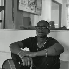 聆聽 Yungiiie、觀看音樂影片、閱讀小傳、查看巡演日期等！