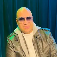 Hör dir undefined an, schau dir Musikvideos an, lies die Biografie, finde Tourdaten und mehr!