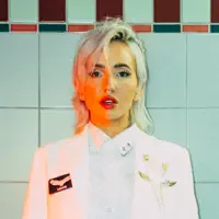 收听 undefined、观看音乐视频、阅读小传、查看巡演日期等 ！