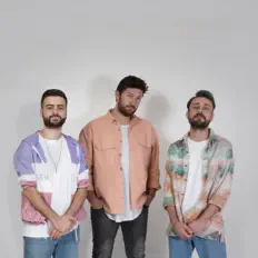 Escucha a Naklen, mira videos musicales, lee su biografía, consulta las fechas de las gira y más.