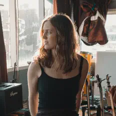 CAITLIN सुनें, म्यूज़िक वीडियो देखें, बायो पढ़ें, दौरे की तारीखें और बहुत कुछ देखें!