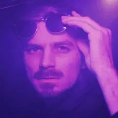 收听 BIRD 90、观看音乐视频、阅读小传、查看巡演日期等 ！