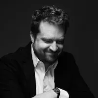 undefinedを聴いたり、ミュージックビデオを鑑賞したり、経歴やツアー日程などを確認したりしましょう！