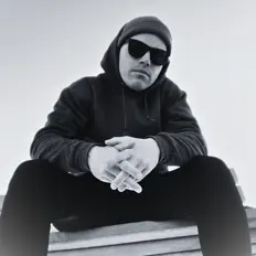 Luister naar Christopher St. Mitchell, bekijk muziekvideo's, lees de bio, bekijk de tourdata, en meer!