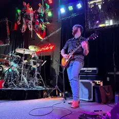 Posłuchaj wykonawcy Ethan Tomboli, obejrzyj teledyski, przeczytaj biografię, zobacz daty tras koncertowych i nie tylko!