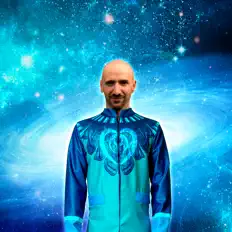Poslechněte si interpreta HoloCosmic, sledujte hudební videa, přečtěte si životopis, podívejte se na data turné a další informace.