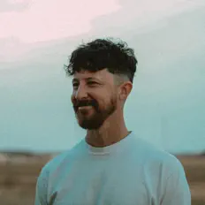 Poslechněte si interpreta myfriendscallmeDom, sledujte hudební videa, přečtěte si životopis, podívejte se na data turné a další informace.