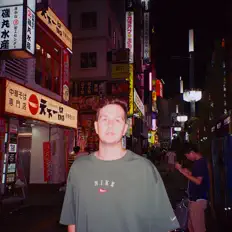 聆聽 Erri、觀看音樂影片、閱讀小傳、查看巡演日期等！