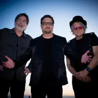 Ascolta undefined, guarda video musicali, leggi la biografia, vedi le date del tour & altro!