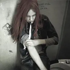 sucvseを聴いたり、ミュージックビデオを鑑賞したり、経歴やツアー日程などを確認したりしましょう！