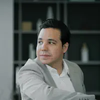 Luister naar undefined, bekijk muziekvideo's, lees de bio, bekijk de tourdata, en meer!