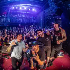 Dengarkan Left Unsaid, tonton video musik, baca bio, lihat tanggal tur & lainnya!