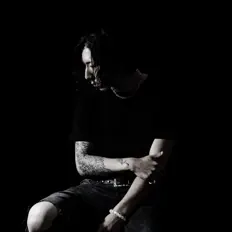 聆聽 Ximæra、觀看音樂影片、閱讀小傳、查看巡演日期等！