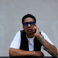 Ascolta undefined, guarda video musicali, leggi la biografia, vedi le date del tour & altro!