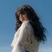 Hör dir undefined an, schau dir Musikvideos an, lies die Biografie, finde Tourdaten und mehr!