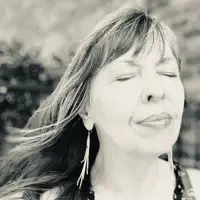 收听 undefined、观看音乐视频、阅读小传、查看巡演日期等 !