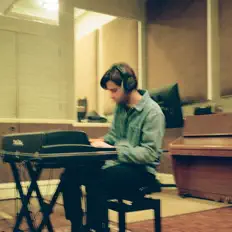 Henry Miles सुनें, म्यूज़िक वीडियो देखें, बायो पढ़ें, दौरे की तारीखें और बहुत कुछ देखें!