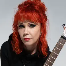 Ascolta Elena Seagalova, guarda video musicali, leggi la biografia, vedi le date del tour & altro!