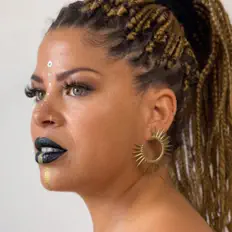 Poslechněte si interpreta Nayembo, sledujte hudební videa, přečtěte si životopis, podívejte se na data turné a další informace.