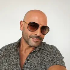 收听 Moogy Bee、观看音乐视频、阅读小传、查看巡演日期等 ！