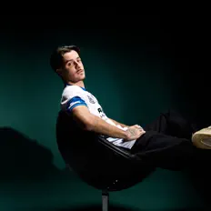 Poslechněte si interpreta Angelo, sledujte hudební videa, přečtěte si životopis, podívejte se na data turné a další informace.