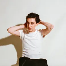 Ouve arzee tempers, vê vídeos de música, lê a biografia, vê as datas da digressão e muito mais!