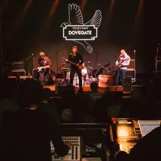 收听 Dovegate、观看音乐视频、阅读小传、查看巡演日期等 ！