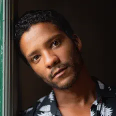 聆聽 Jean William、觀看音樂影片、閱讀小傳、查看巡演日期等！