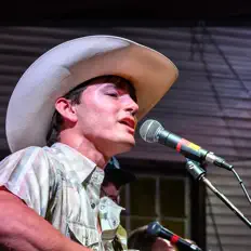 Garrett Talamantes सुनें, म्यूज़िक वीडियो देखें, बायो पढ़ें, दौरे की तारीखें और बहुत कुछ देखें!