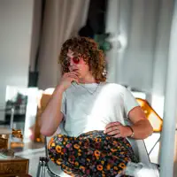 收听 undefined、观看音乐视频、阅读小传、查看巡演日期等 ！