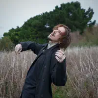 聆聽 undefined、觀看音樂影片、閱讀小傳、查看巡演日期等！