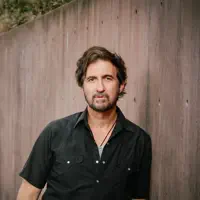 Escucha a undefined, mira videos musicales, lee su biografía, consulta las fechas de las gira y más.