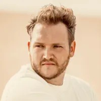 Écoutez undefined, regardez des vidéoclips, lisez la biographie, consultez les dates de tournée et plus encore !