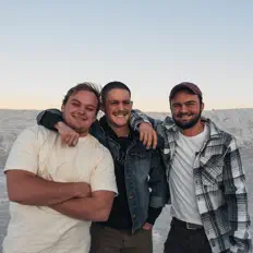 Poslechněte si interpreta Ou Tekkies, sledujte hudební videa, přečtěte si životopis, podívejte se na data turné a další informace.