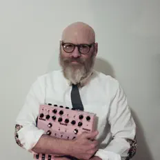 Dengarkan Telegrafs, tonton video musik, baca bio, lihat tanggal tur & lainnya!