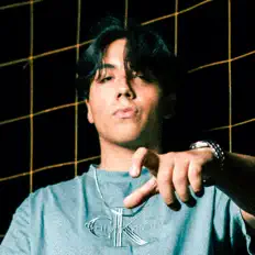 Hör dir Casian an, schau dir Musikvideos an, lies die Biografie, finde Tourdaten und mehr!