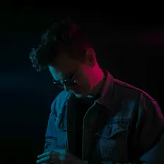 聆聽 6FOOT6、觀看音樂影片、閱讀小傳、查看巡演日期等！