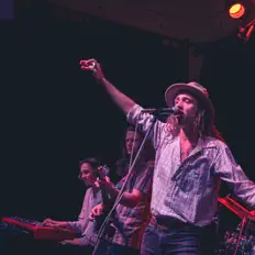 Lachy Johnを聴いたり、ミュージックビデオを鑑賞したり、経歴やツアー日程などを確認したりしましょう！