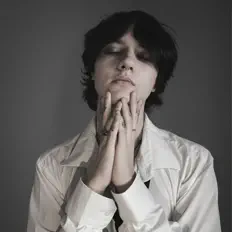 hussein2kを聴いたり、ミュージックビデオを鑑賞したり、経歴やツアー日程などを確認したりしましょう！