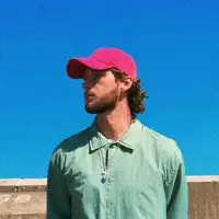 undefinedを聴いたり、ミュージックビデオを鑑賞したり、経歴やツアー日程などを確認したりしましょう！