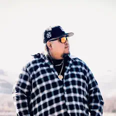 收听 Cali Bear、观看音乐视频、阅读小传、查看巡演日期等 ！