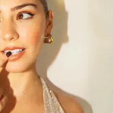 聆聽 Jessica Andrea、觀看音樂影片、閱讀小傳、查看巡演日期等！