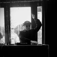 Ocho सुनें, म्यूज़िक वीडियो देखें, बायो पढ़ें, दौरे की तारीखें और बहुत कुछ देखें!